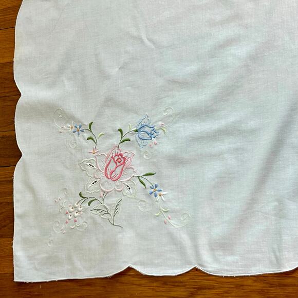Vintage Embroidered Floral Linen Tablecloth with Scalloped Edges - Picture 11 of 14